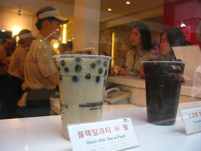 お茶とトッピングを選べる、台湾からやってきた本場バブルティーの専門店！