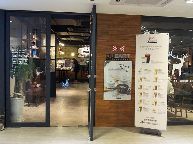 常に香ばしいコーヒーと韓国にはない新しいタイプの多様な種類のパンを提供している全国チェーンのカフェ