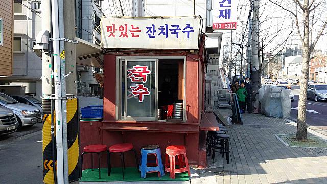 B級グルメ好きにオススメ！極狭の店で食べるそうめん料理