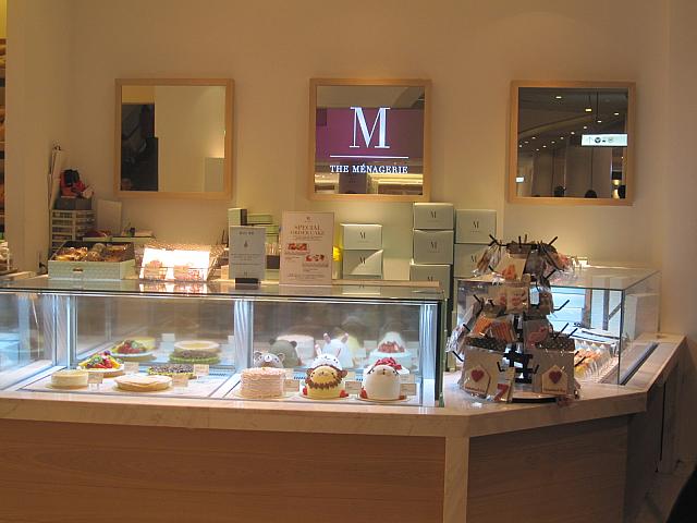 洗練されたケーキ・クッキー・パンを販売するフランス風のオシャレなベーカリーショップ