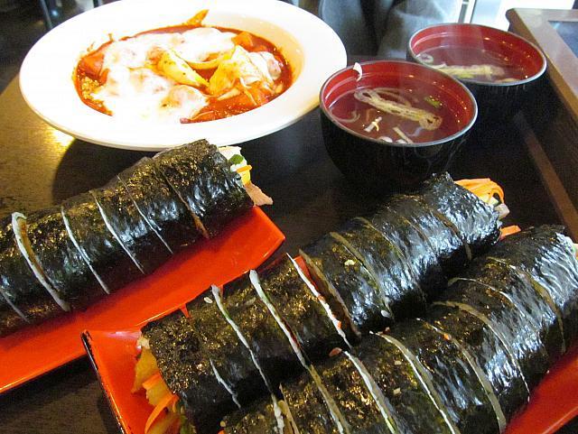 香ばしいにおいが食欲をそそる！本格的炭火焼肉入りキンパが食べられる粉食（プンシク）屋さん！