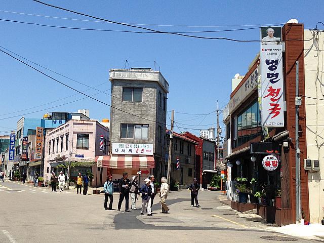 東仁川名物、洗面器冷麺のお店が連なるグルメ通り！