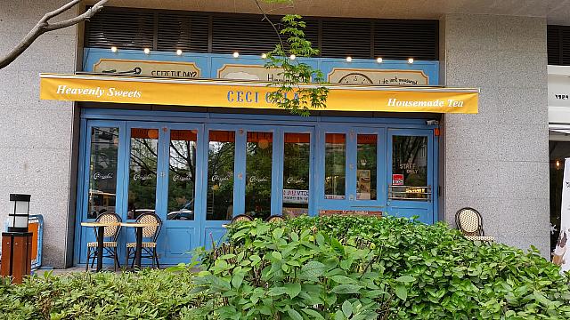 おしゃれなオープンテラス席もあるドリンクとケーキで心休まるカフェ
