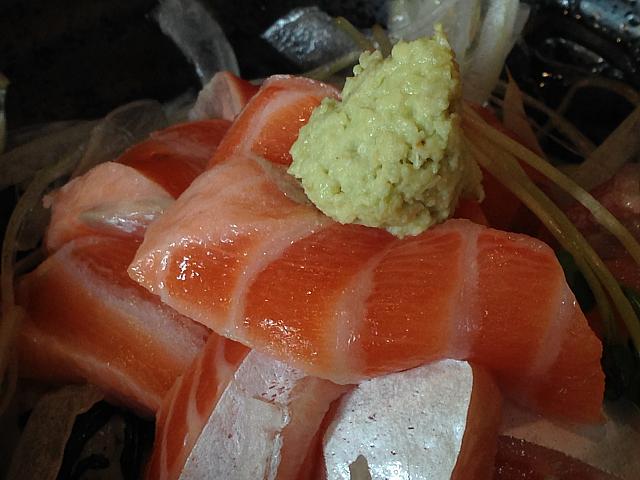 日本の居酒屋の雰囲気が漂う店舗で丼物を召し上がれ！