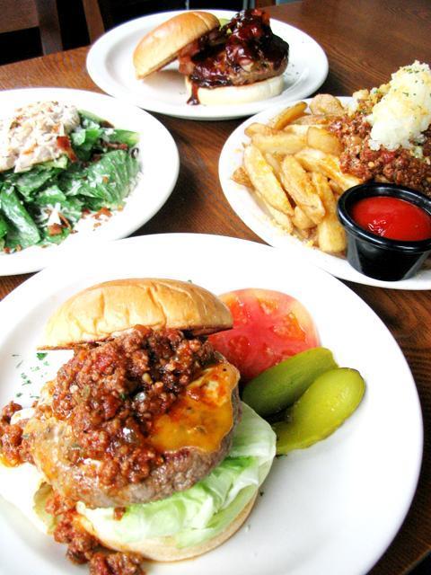 地元にも外国人にも人気！手作りアメリカンバーガーを堪能できるお店！