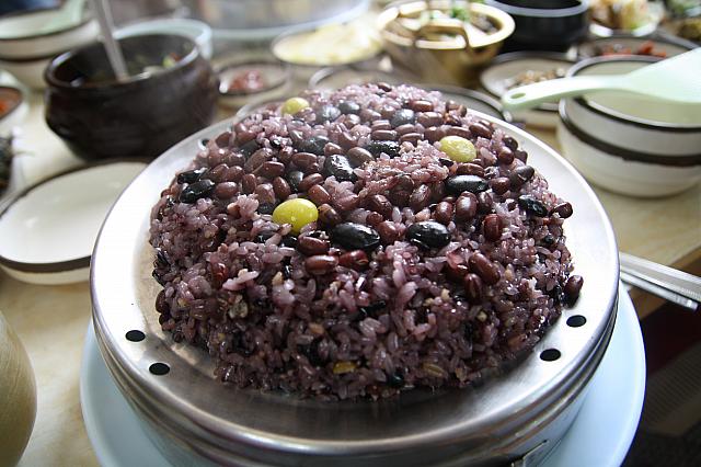 炊き立ての餅ご飯にテーブルいっぱいに韓国家庭料理がズラリ！