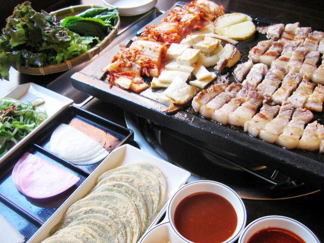 ウワサの珍メニュー！お餅に包んで食べるサムギョッサルの狎鴎亭店！！