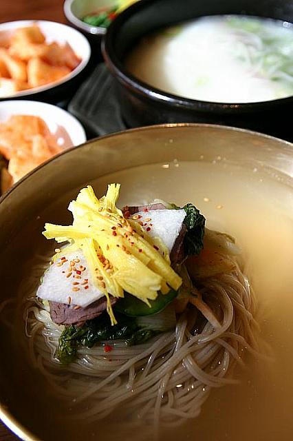 高級焼肉の有名店「ピョクチェカルビ」のサブブランド。平壌冷麺の老舗を上回るともいわれる冷麺、こだわりの韓牛ソルロンタン、そして豚のボンカルビまで、どれも高いけどウマイ？！