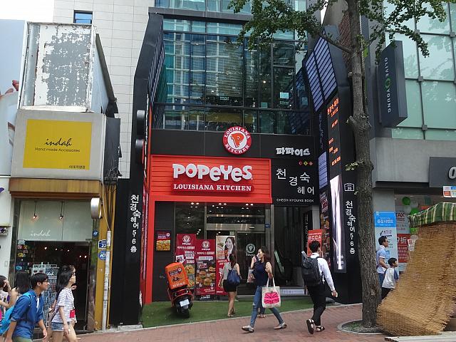 サクサクジューシーな揚げたてチキンが食べられるフライドチキンのチェーン店！