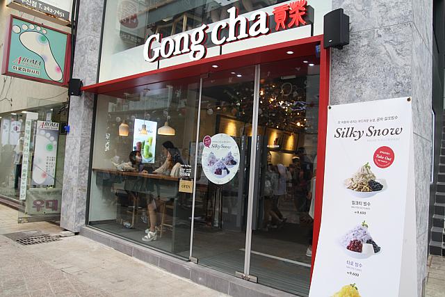 お茶とトッピングを選べる、台湾からやってきた本場バブルティーの専門店