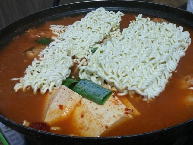 扶余で気軽に食べたい、酸っぱいキムチチゲの人気店！