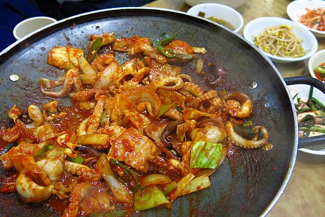 イイダコ×豚三枚肉の辛い炒めもの定食が人気！中古車市場の地下にあるかなりディープな食堂