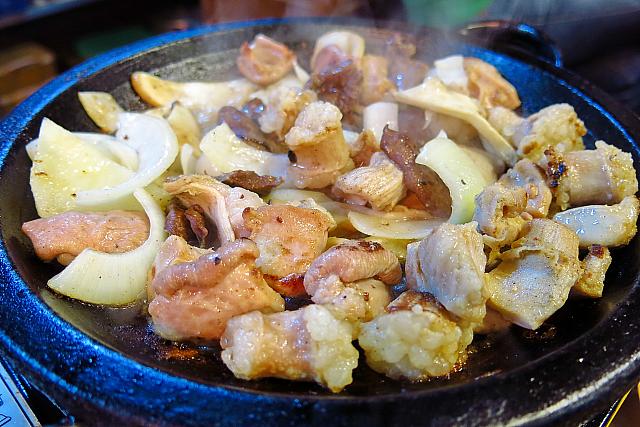 ヤクス駅近くの庶民的で美味しいホルモン焼き食堂！