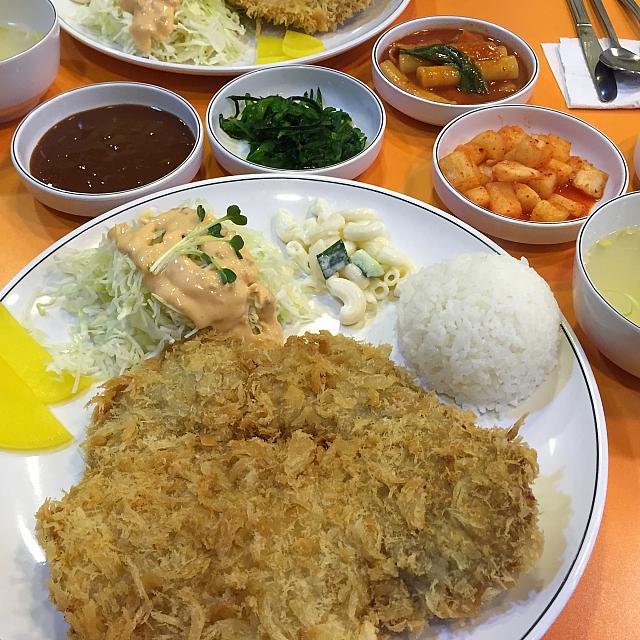 昔ながらの大きな手作りワントンカツがサクサク！トッポッキも美味しい地元の小さなプンシク店（軽食堂）