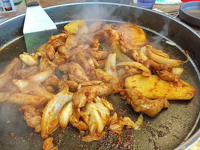 ランチタイムにはお得な価格で楽しめるタッカルビ！