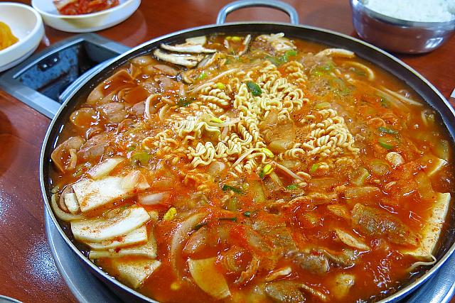 キムチの味がきいた本場議政府式のリーズナブルなプデチゲ専門店！