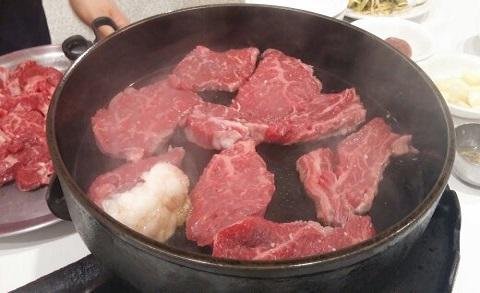 丸い鉄板で焼く韓牛の専門店！シメは大根キムチポックンパッで決まり！
