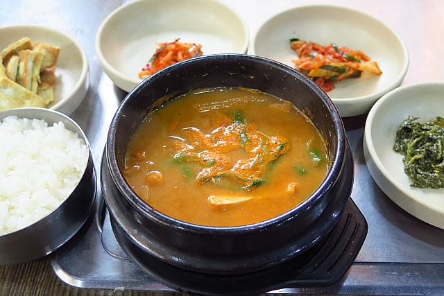 周辺の工場労働者やサラリーマン御用達！チゲなど韓国家庭料理の定食と豆腐料理が自慢の庶民的な食堂