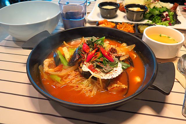 辛いスープやホワイトソース、トマトソースなど異色のチョルミョンやモダンなかんじの創作ビビンバ、チーズたっぷりのトンカツが食べられるお洒落食堂