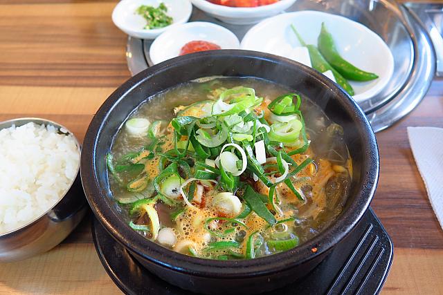 辛さ控えめのすっきりスープが美味しい韓牛のソンジグッとコプチャンチョンゴルのお店