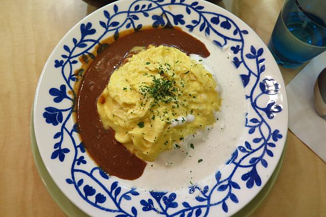 オムライスや丼もの、一人鍋など一人ご飯にもちょうどいいメニューがいろいろある、「北欧テイストを取り入れた日本風家庭料理」がコンセプトのレストラン
