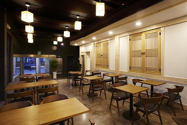貞洞劇場の1階にオープンした韓国の伝統美を意識した木目の美しいカフェ