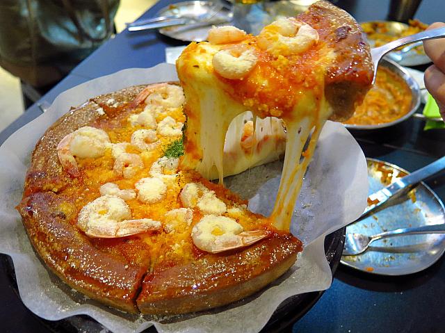 チーズの量が半端ない？！にゅーんとのびる超たっぷりチーズの分厚いシカゴピザを明洞で食べるなら！