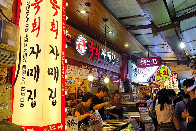 市場の細い路地に激安ユッケと生レバの専門店がずらずら～
