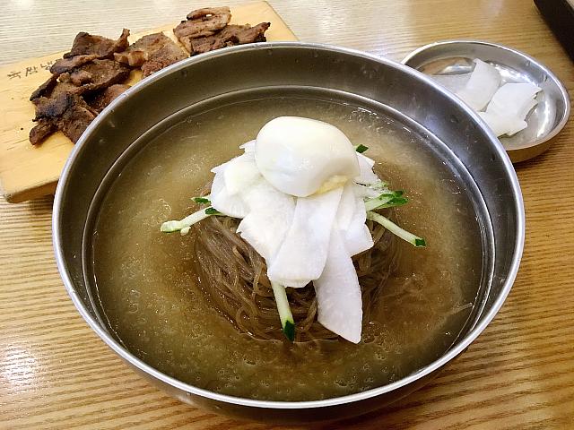 冷麺＋豚焼肉セット（お肉で包む冷麺）の元祖店！