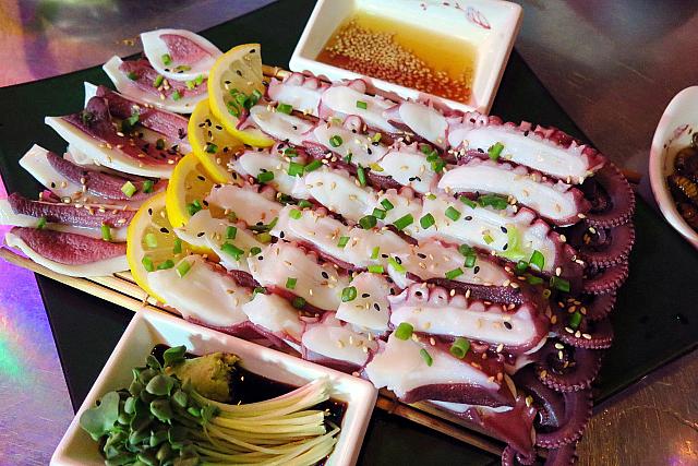 ゆでだこ刺身が絶品！統営直送の新鮮な海産物が安くてウマい、上水洞カフェ・飲み屋通りにあるヘサンムルポチャ（海鮮飲み屋）