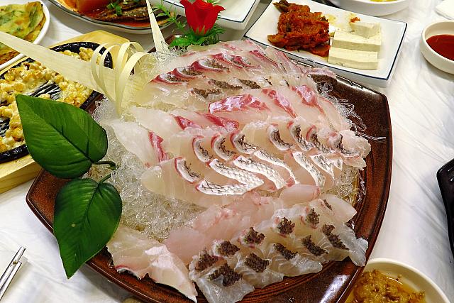 美味しいツキダシもいっぱい！地元の常連さんで賑わう、全羅道らしい街の刺身屋さん