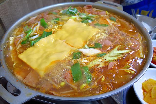漢陽大駅前にあって学生で賑わう、おひとりさまOKのリーズナブルなすっきり味プデチゲ専門店