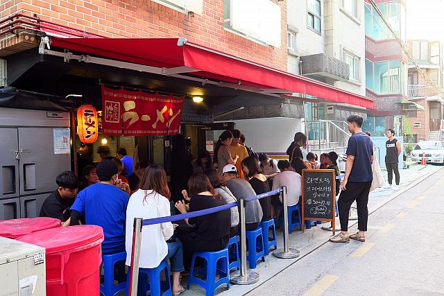 メニューは鶏ガラ＋とんこつスープのラーメン１本！行列ができる、現地でウワサの日本風ラーメン店