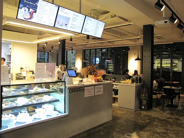 大学路の劇場の多くあるエリアにあり、居心地良く、ゆったりと上演時間まで待つのに良いカフェです。