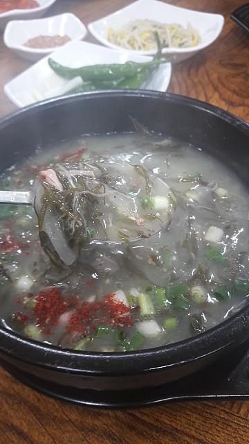 済州島料理コサリ（ワラビ）ユッケジャン＆モムクッ（ホンダワラスープ）専門店！