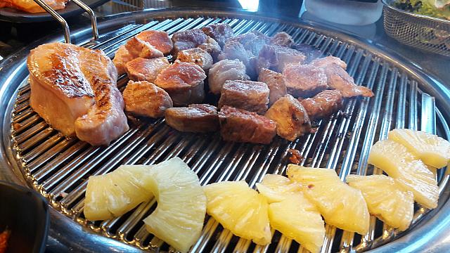 済州産黒豚の塊肉がどど～んと出てくる地元の豚焼肉屋さん