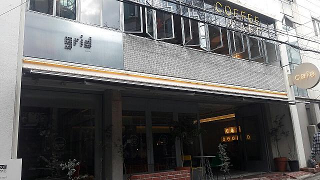 弘大駅前の洋服屋さん通りにある居心地の良いカフェ
