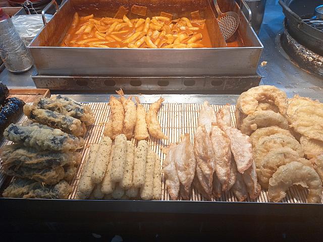 望遠市場内にある地元で人気のプンシク（軽食）屋さん！