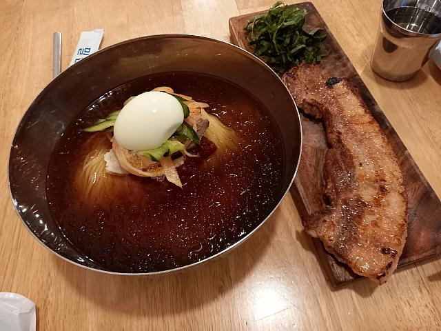 ミルミョン＋サムギョッサル焼き！望遠市場横のこじんまりとした食堂