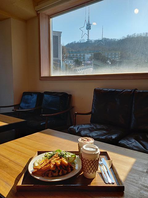 南山を眺めながらブランチが楽しめるカフェ