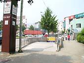 地下鉄１号線トンテシン（東大新、dongdaesin）駅で降り、７番出口を出てまっすぐ１００m歩きます。 