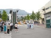 つきあたりにに大きな建物が見えます。それが釜山大学です。