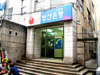 ７０ｍほど歩くと釜山銀行の裏口が右手にみえますが、