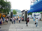 そこを左手に曲がり100ｍほど進むと、今度は大きな交差店があるので、その交差店を渡りさらに直進します。釜山大学の正門が見えたら、正門前を左手に曲がります。