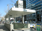 地下鉄２号線・空港鉄道・京義中央線ホンデイック（弘大入口・Hongik Univ. 239/A03/K314）駅1番出口を出てそのまままっすぐ進みます。