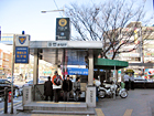 １．地下鉄１号線チョンノオーガ（鍾路５街・Jongro 5(o)-ga・129）駅８番出口を出てまっすぐ行き、