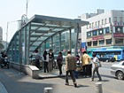 地下鉄３・４号線チュンムロ（忠武路・Chungmuro・331/423）駅1番出口を出てそのまま直進し、