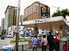 地下鉄2号線ソウルデイック（ソウル大入口・Seoul Nat`l Univ.・228）8番出口を出てそのまま進行方向にまっすぐ進みます。