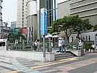地下鉄２・４・５号線トンデムンヨクサムナコンウォン（東大門歴史文化公園・Dongdaemun History&Culcure Park・205/422/536）駅１４番出口を出て、