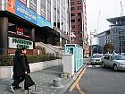 地下鉄１号線プサンヨッ（釜山駅・Busan Station）の１２番出口から地上に上り、進行方向へ進むと（釜山駅方面へ）、
